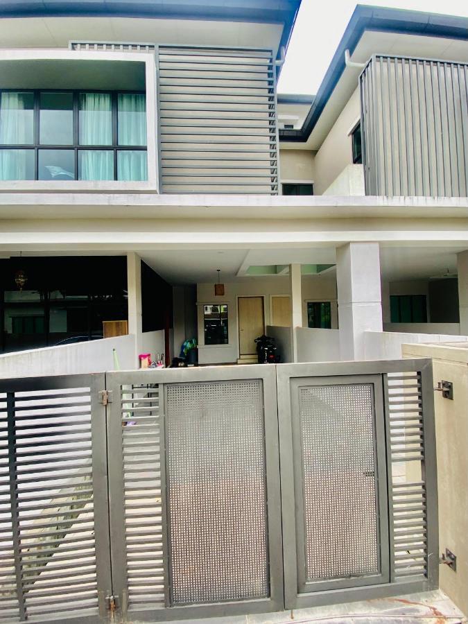 Faizal Madhi Homestay Kuching Eksteriør billede